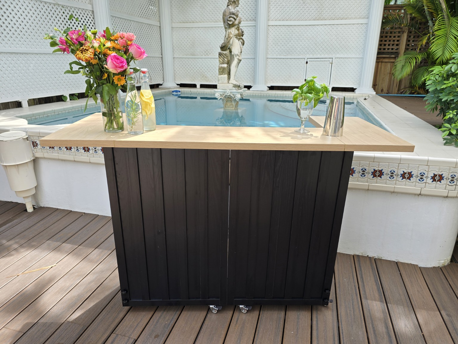 Mobile bar in front of pool